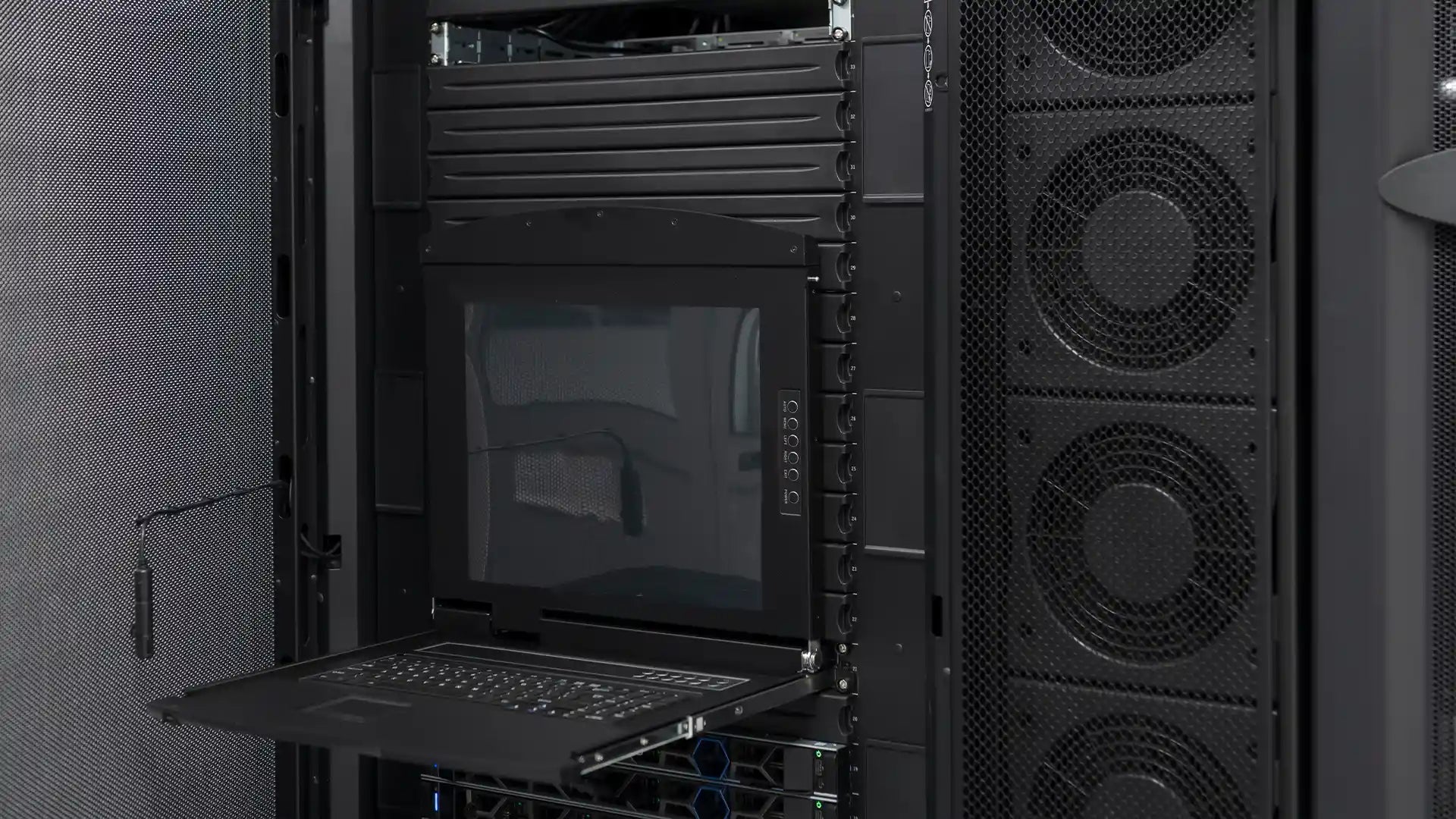 The galvanized steel computer cabinet allows the equipment to be highly protected.