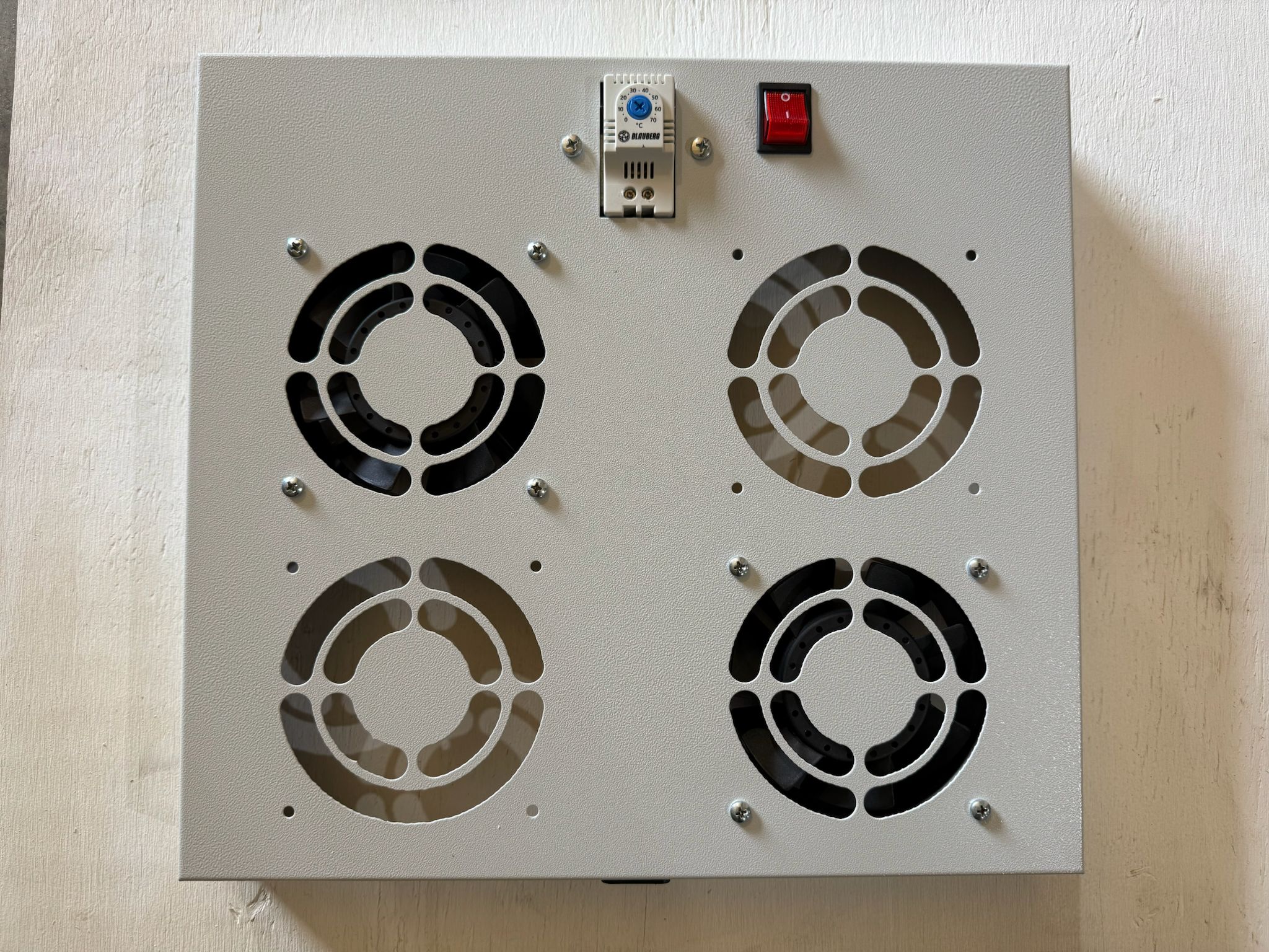 Upgrade your cabinet with this useful 2 fan module designed for quiet airflow and reliable cooling.